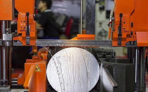 龙马潭立式金属带锯床切削出现跑带故障解决方法！